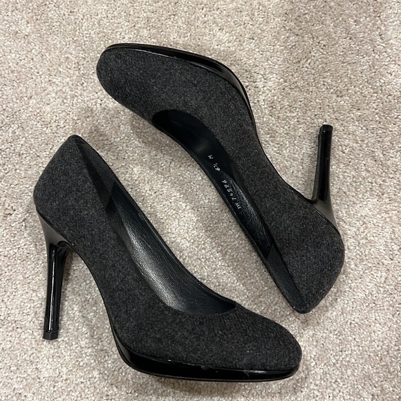 Stuart Weitzman Gray Round Toe Heels - Picture 2 of 9